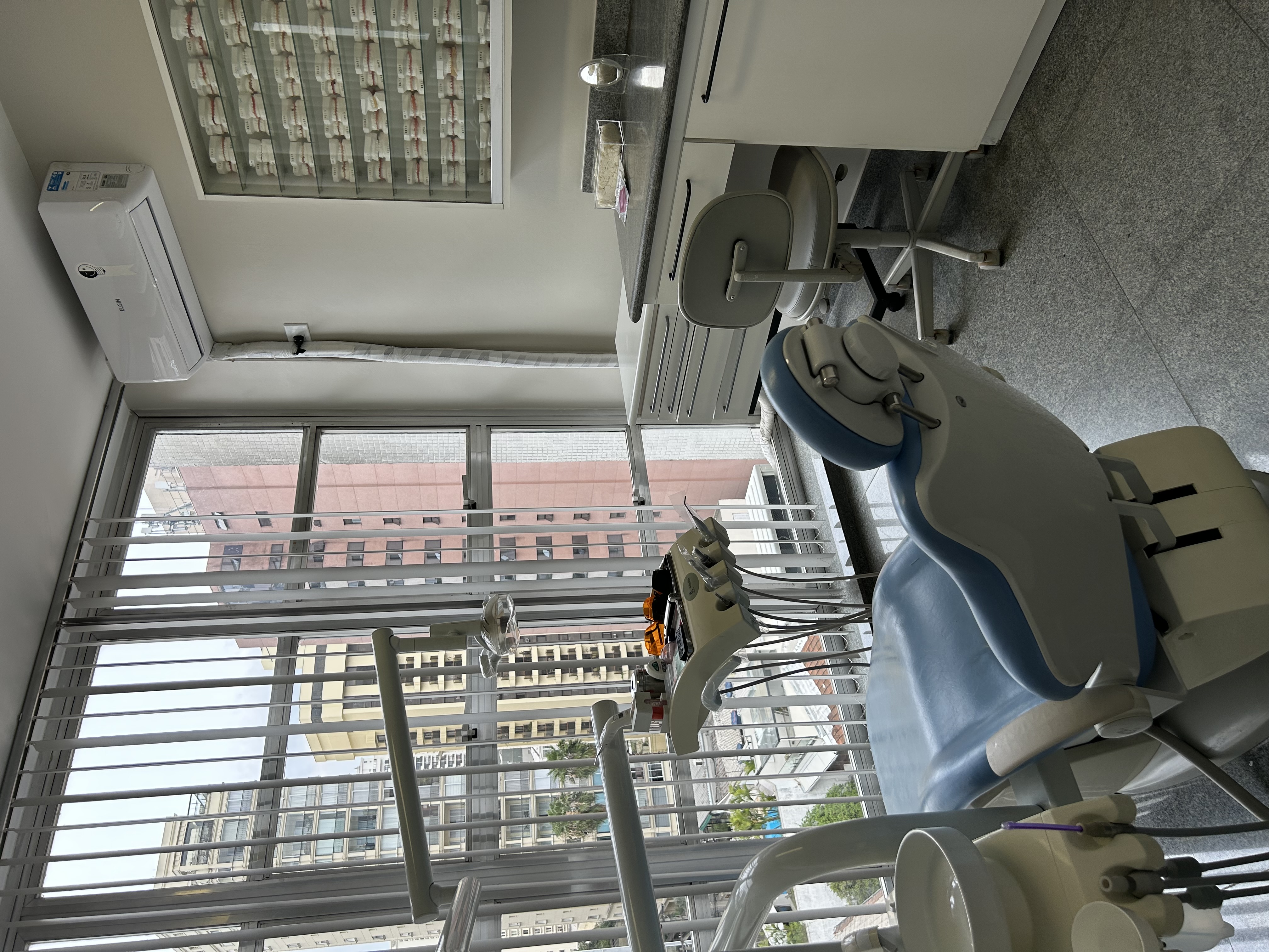 Consultório odontológico com luz natural